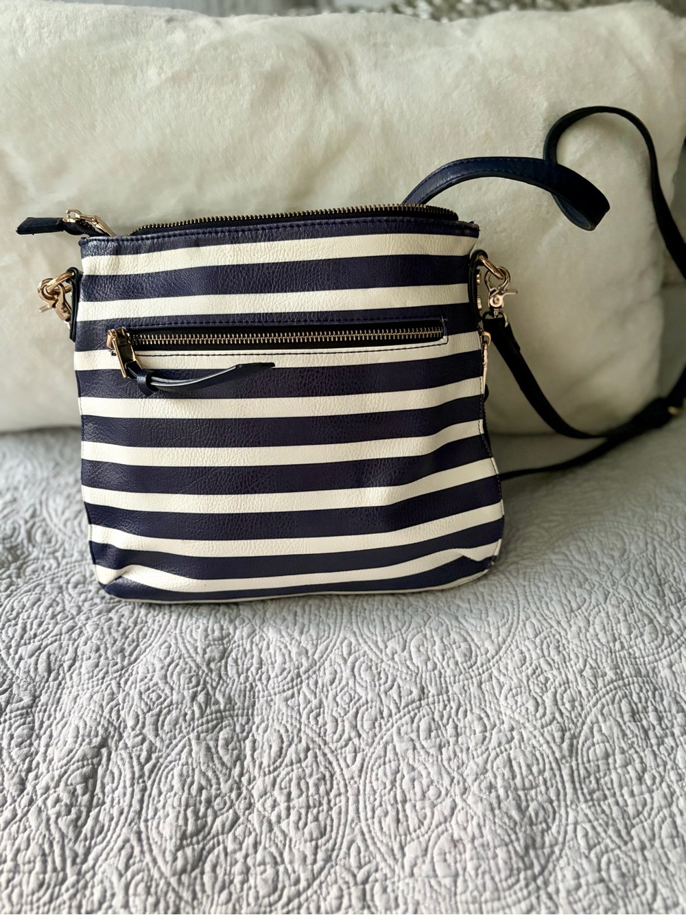 Poppy & Peonies Everday Crossbody in Navy and White Striped with Gold Hardware - Picture 3 of 10